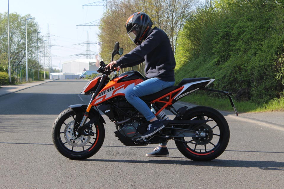 125 KTM DUKE / Ready to Race / RS review. If you want a picture, then tell me.
