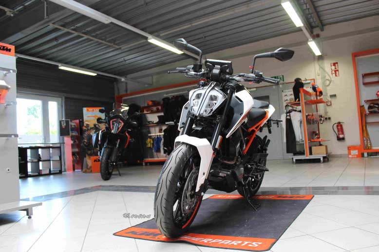 KTM 125 DUKE 2017 weiß / KTM Händler / weiße DUKE 125 / If you want a picture, then tell me.