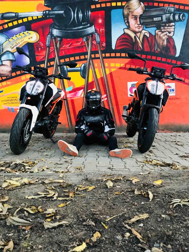 Graffiti KTM / Graffiti Wand / KTM 125 DUKE orange / RS review / If you want a picture, then tell me.